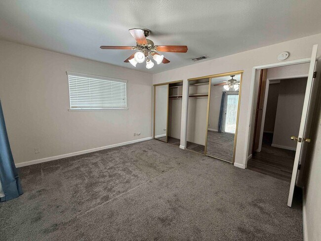 Building Photo - 3 Bed 2 Bath Just a Short Distance to Sac ...