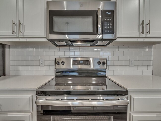 Building Photo - Spacious 4 Bedroom 2 Bath Duplex in Oakdale Schools - Lawn Care Included