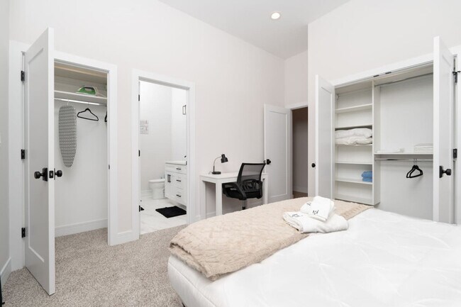 Building Photo - 3723 S Giles Ave