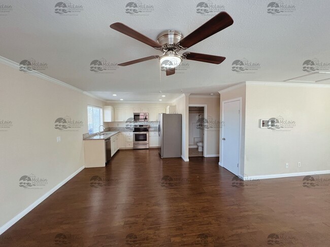 Building Photo - 3 Bed/2 Bath Two Story Townhome in Gated C...