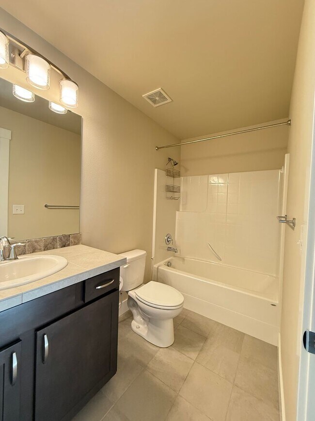 Building Photo - Modern 4 Bed, 3.5 Bath Lynnwood Home – Pri...