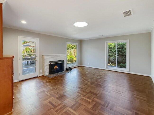 Building Photo - 527 Hilbar Ln