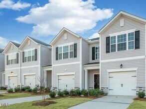 Building Photo - 3 Bedroom Townhome with Garage for Rent