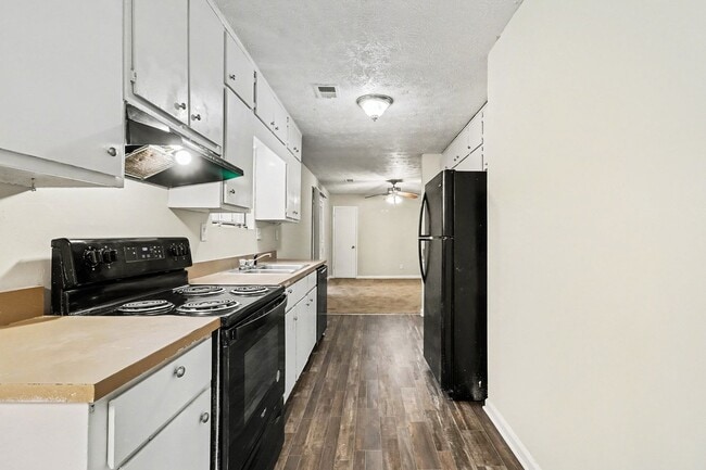 Building Photo - 3 Bedroom 2 Bathroom House