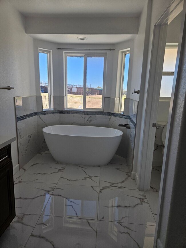 Building Photo - STUNNING CUSTOM APPLE VALLEY HOME