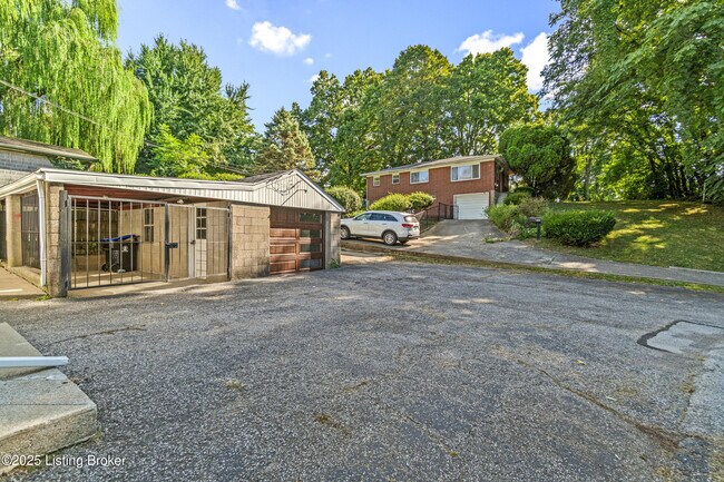 Building Photo - 260 Thompson Ave