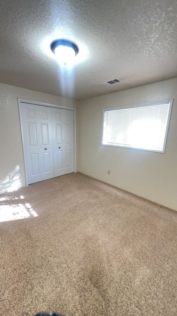 Building Photo - 1400-1402 SW Kokanee Ln