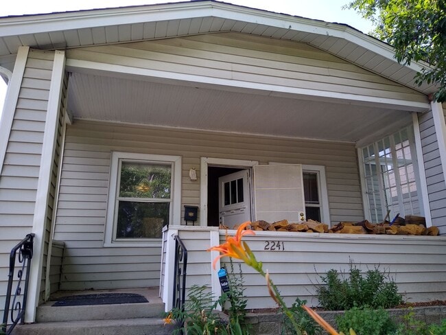 Building Photo - DU Charming 1920's Bungalow 2 Beds 1 Bath  Available Now