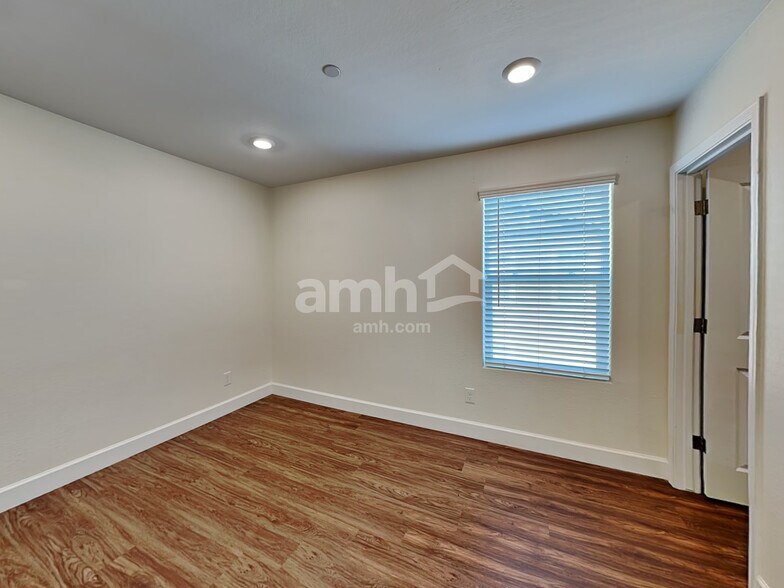 Building Photo - 5915 W Larkspur Dr