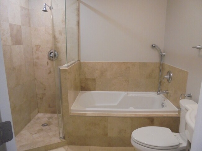 Building Photo - 4730 Calvert Dr