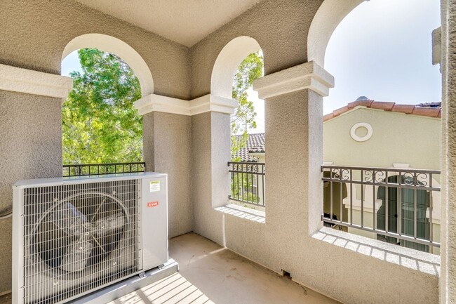 Building Photo - Beautiful 2 Bed 2 Bath End Unit Townhome in Communication Hills!
