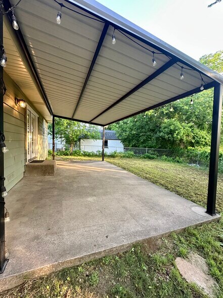 Building Photo - 1316 Eastview Dr