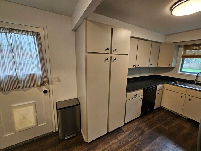 Building Photo - Beautifully Remodeled Home in the Valley