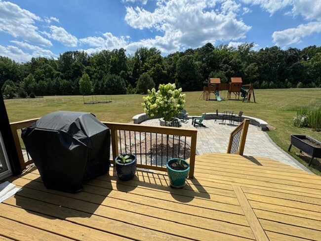 Building Photo - Lightly Furnished 4BR, 4BA Chapel Hill Hom...
