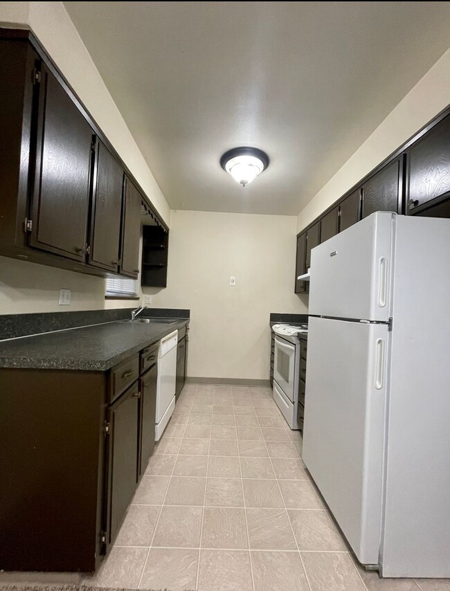 Building Photo - Montavilla 1 Bedroom Main Floor Apartment w/ A/C and Off Street Parking~ PETS WELCOME! 95 Walkscore!