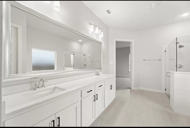 Building Photo - 204 Carmen Oak Ln