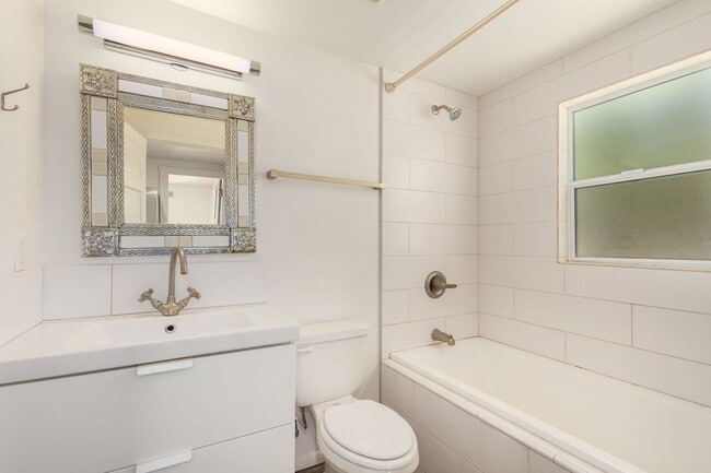 Building Photo - Gorgeous Loft near Roosevelt Row!