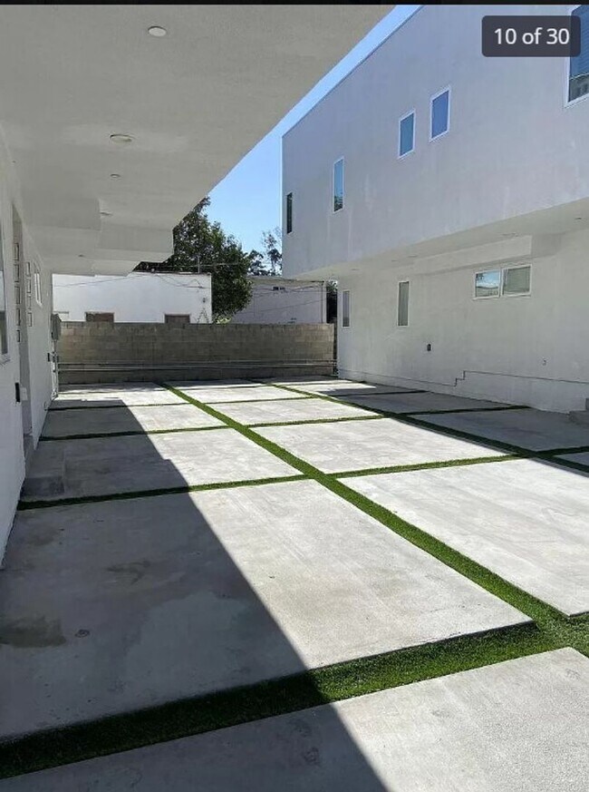 Building Photo - 2409 1/2 Ridgeley Dr
