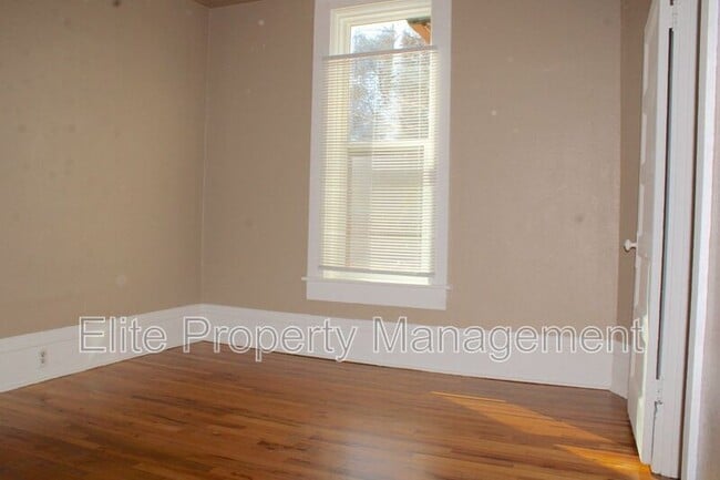 Building Photo - 322 W Routt Ave