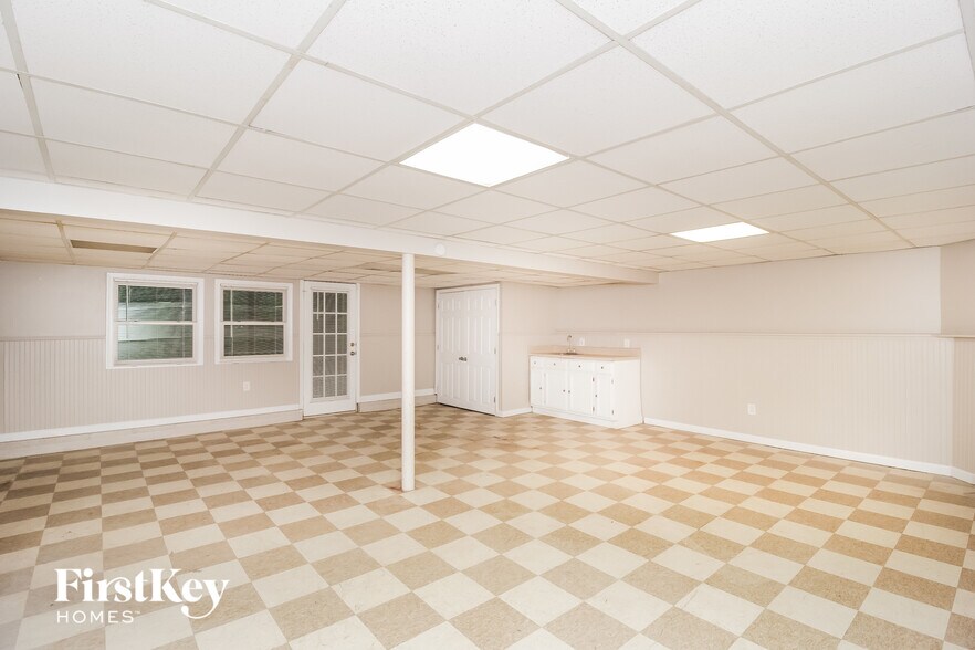 Building Photo - 5756 Lake Ct