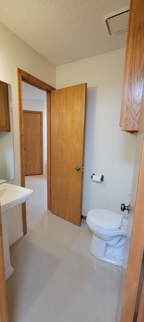 Building Photo - Vaulted Ceiling, Huge Yard, Close to Town