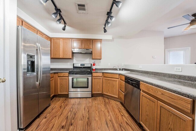 Building Photo - Gated Community Luxury Condo!