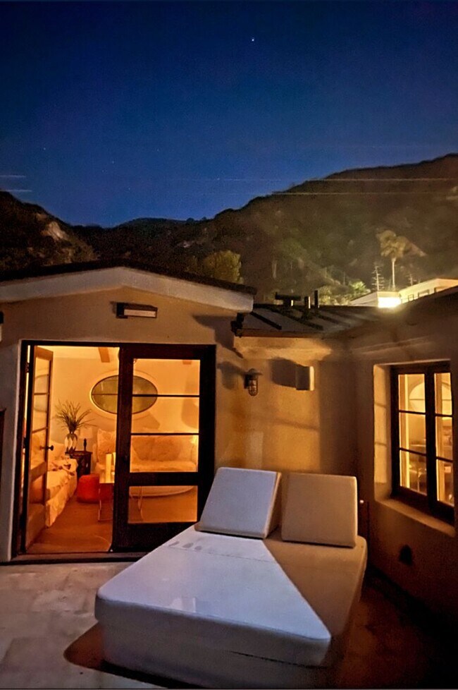 Building Photo - Architectural Beachfront Retreat on Las Fl...