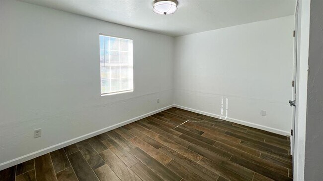 Building Photo - 8401 Azurewood Dr