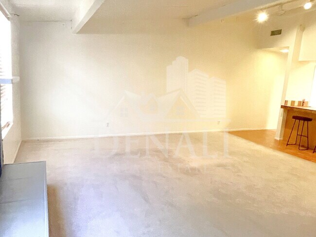 Building Photo - 3750 N Country Club Rd