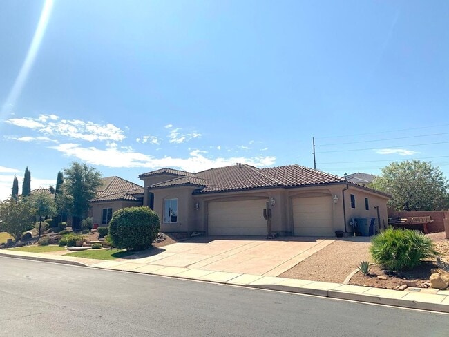 Building Photo - This Gorgeous Home is in the Tonaquint Ter...