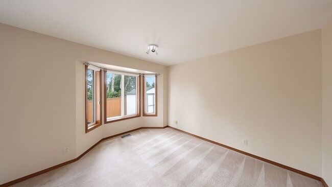 Building Photo - 3 Bed 2 Bath - Small-Medium Dog per Approval - Gas Furnace and A/C - NAS Whidbey