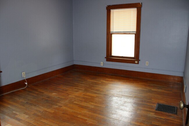 Building Photo - House for rent! 2 kitchens 3 Baths! Close ...