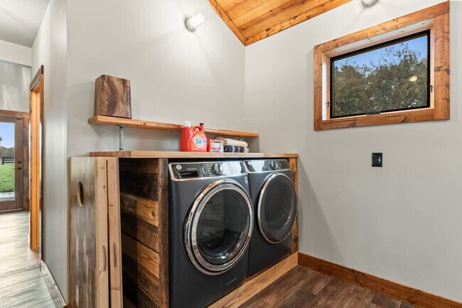 Building Photo - 299 Westview Dr