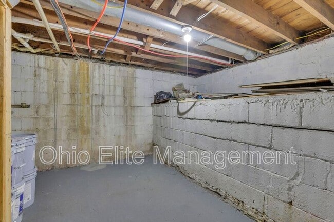 Building Photo - 807 E Deshler Ave