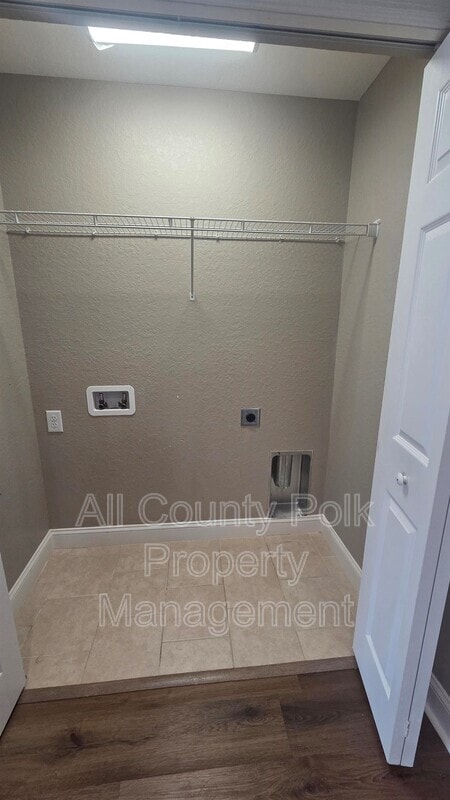 Building Photo - 1104 N Vermont Ave