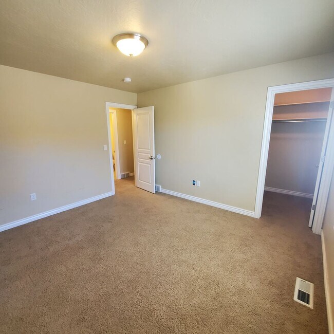Building Photo - Incredible Lehi Townhouse