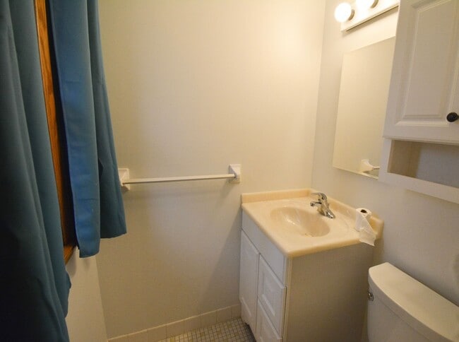 Building Photo - Absolutely pristine, unique multi-level floor plan