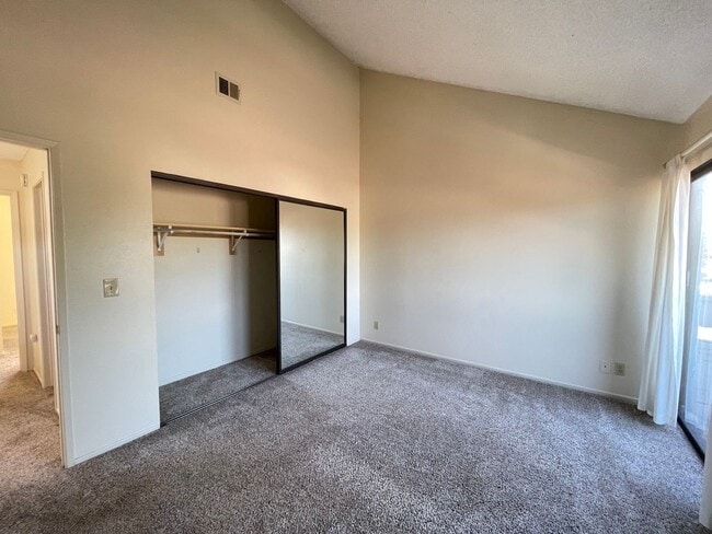 Building Photo - Two Bedroom Condo on Southside