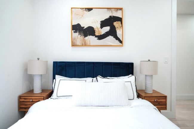 Building Photo - 402 E 11th St