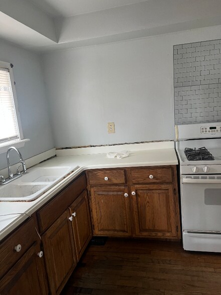 Building Photo - 644 St Charles St