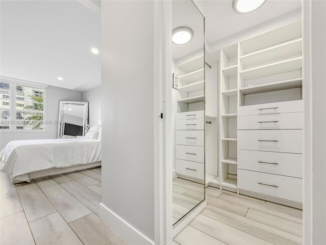 Building Photo - 100 Lincoln Rd