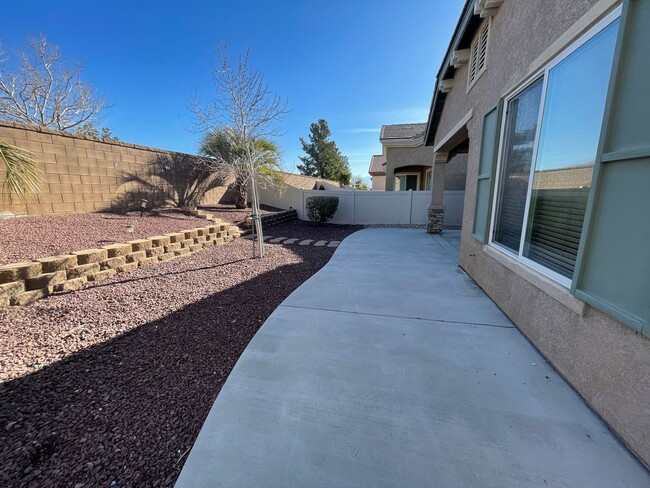 Building Photo - Apple Valley-Del Web Home, 2 Bedrooms,2 Ba...