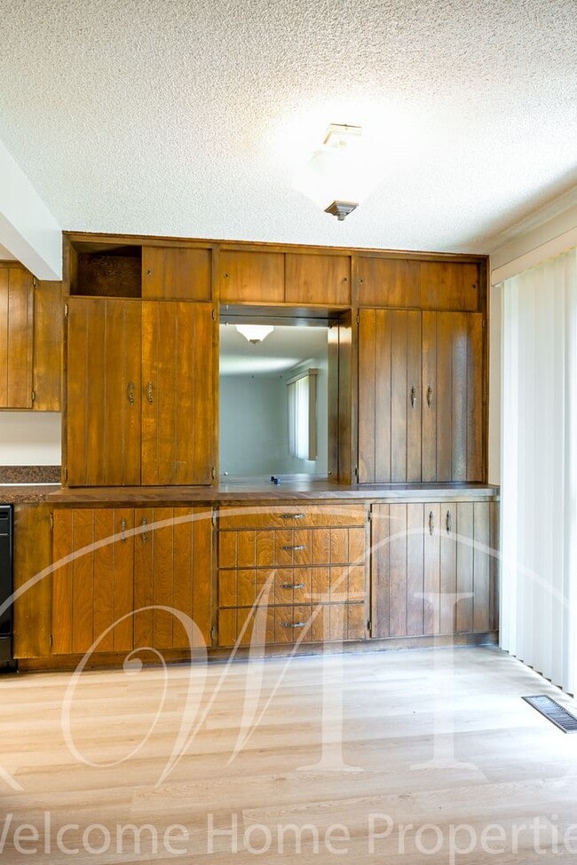 Building Photo - Great 2 Bedroom Condo with Storage and Out...