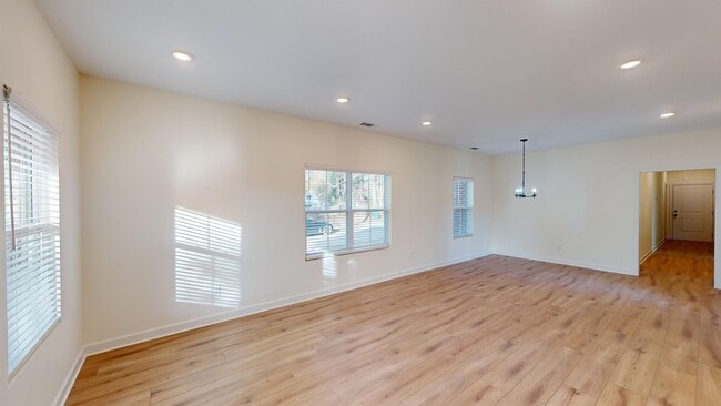 Building Photo - 227 Linden St
