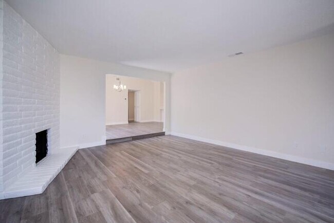 Building Photo - Beautiful fully remodeled 3-bedroom 2 bath...