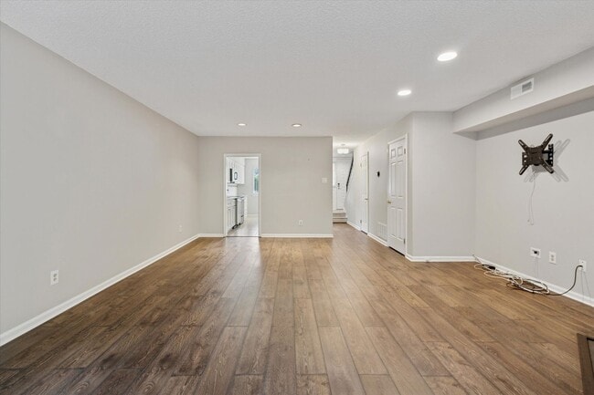 Building Photo - Now Available – 2 Bed / 1.5 Bath End Unit ...