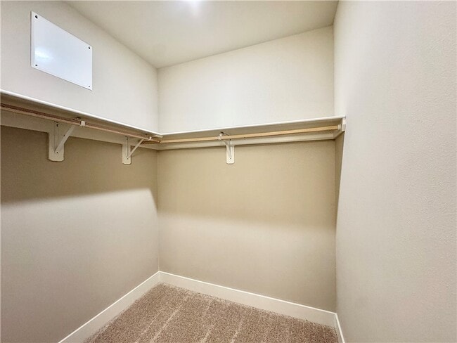 Building Photo - 812 NE Hts Ln