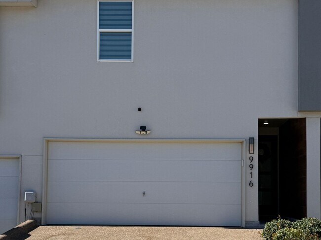 Building Photo - 9916 Kaspar Dr