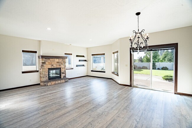 Building Photo - 6649 N Madellaine Dr