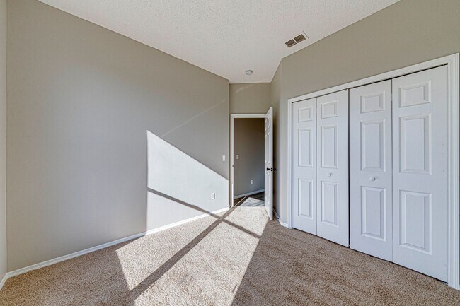 Building Photo - 745 Jaybee Ave